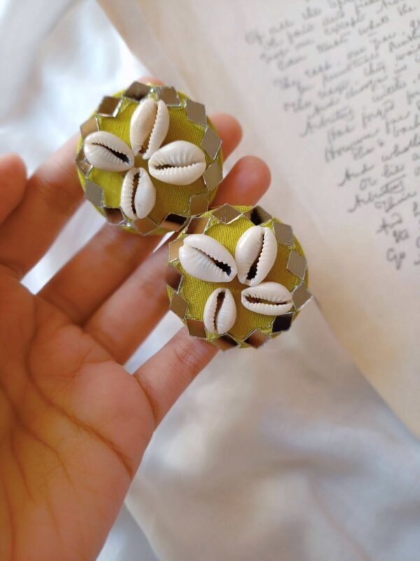 Zupppy Jewellery Rainvas Light Green kauri shells studs earrings