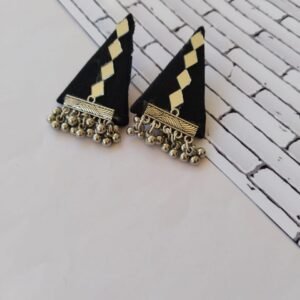 Zupppy Jewellery Rainvas Black and silver mirror triangular studs earrings for women