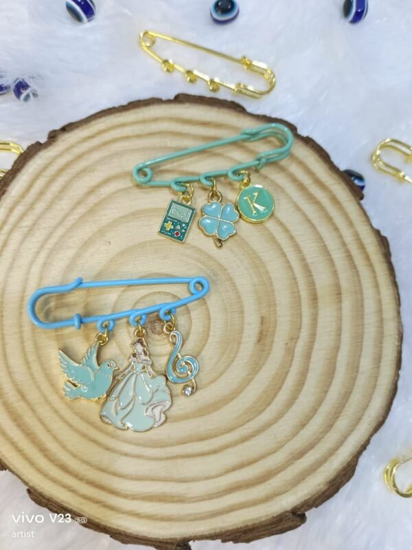 Zupppy Accessories Elegant Brooch with Charms – Perfect Accessory for Any Outfit