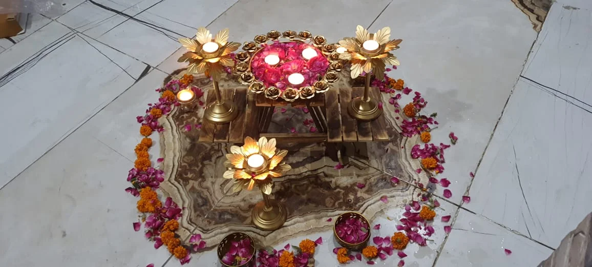 Golden Rose Urli with 3 T-Light Lotus Stand - Image 2