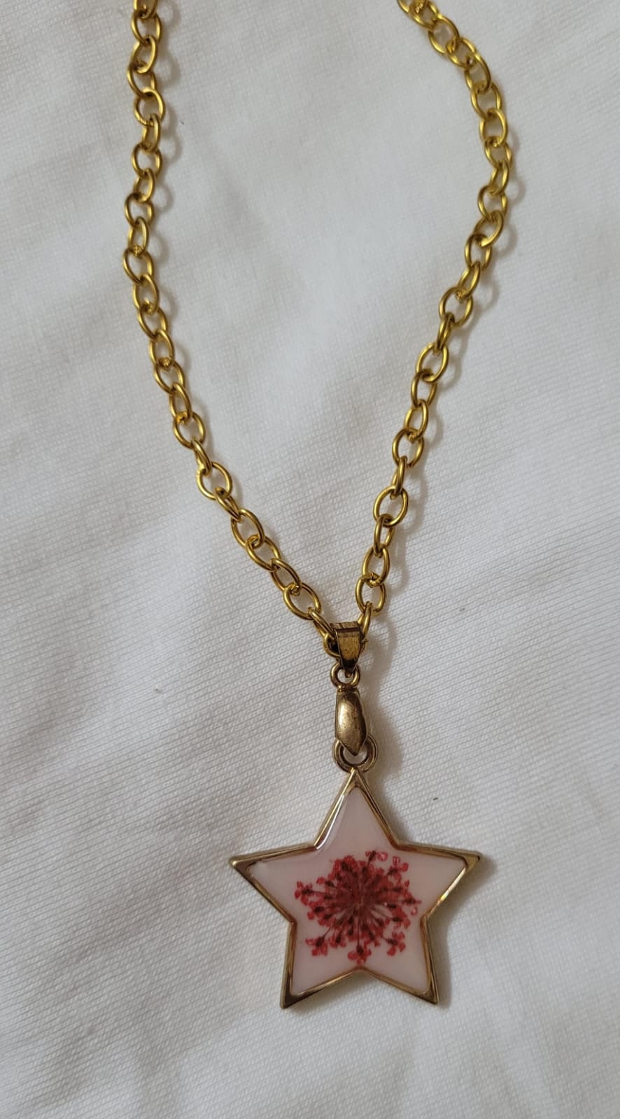 Red Lace Star Resin Locket – Handmade Keepsake Pendant with Golden Chain